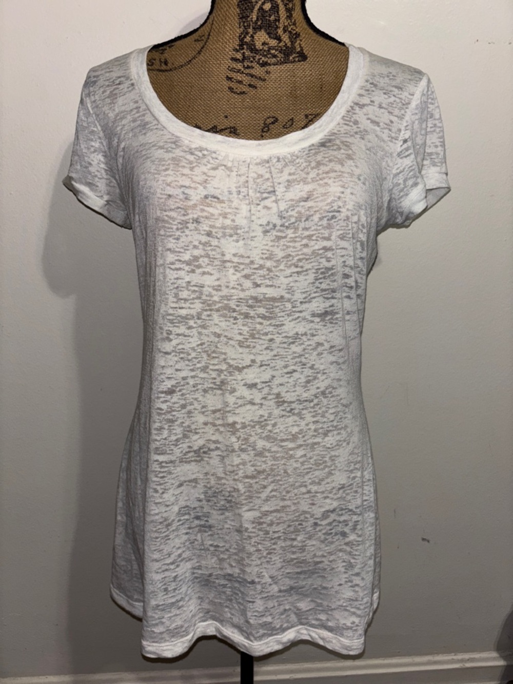 Maurice’s Sz M Classic White Scoop Neck Women’s Tee sheerlike fabric